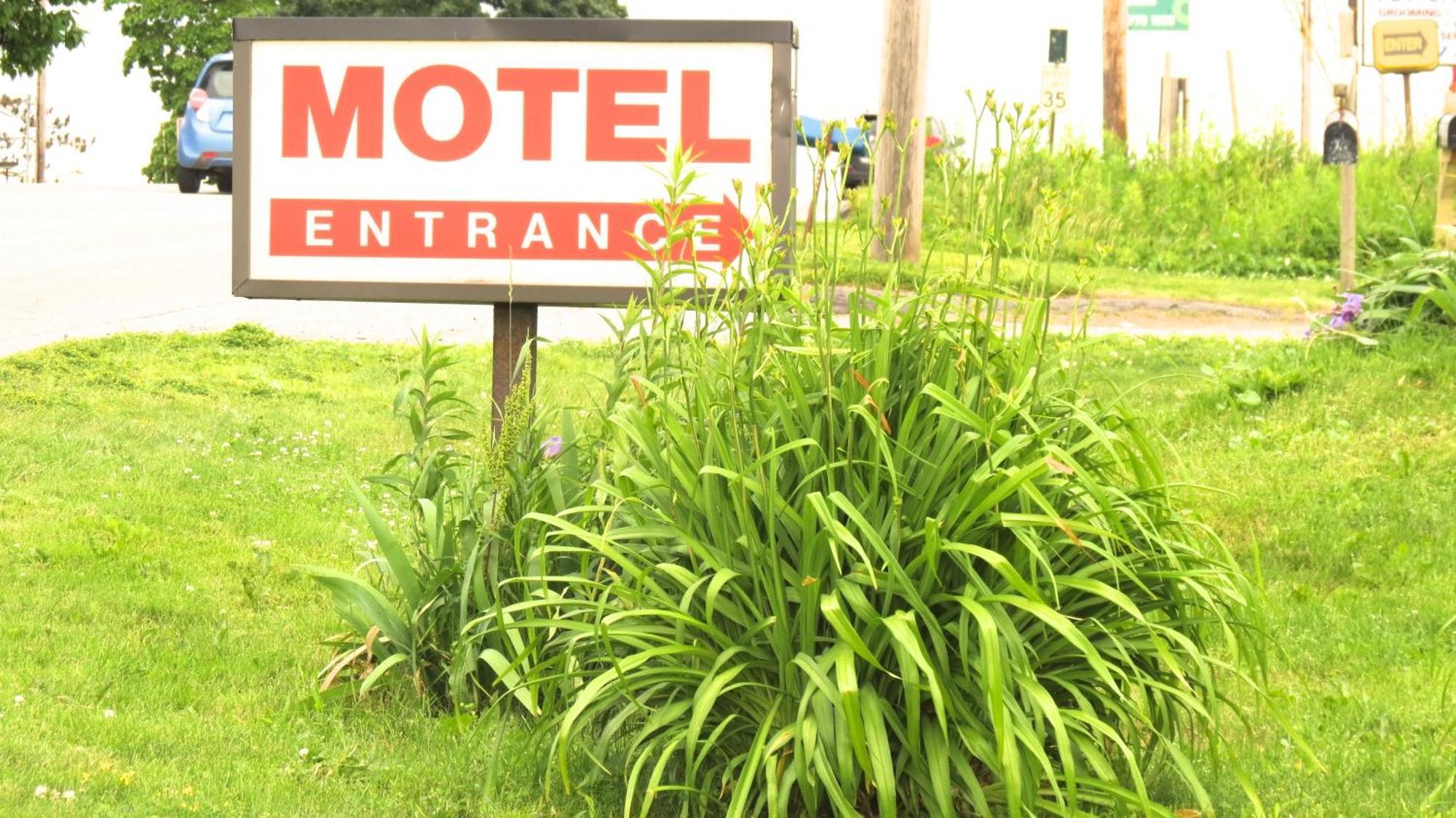 Budget Host Airport Inn Waterville Bagian luar foto
