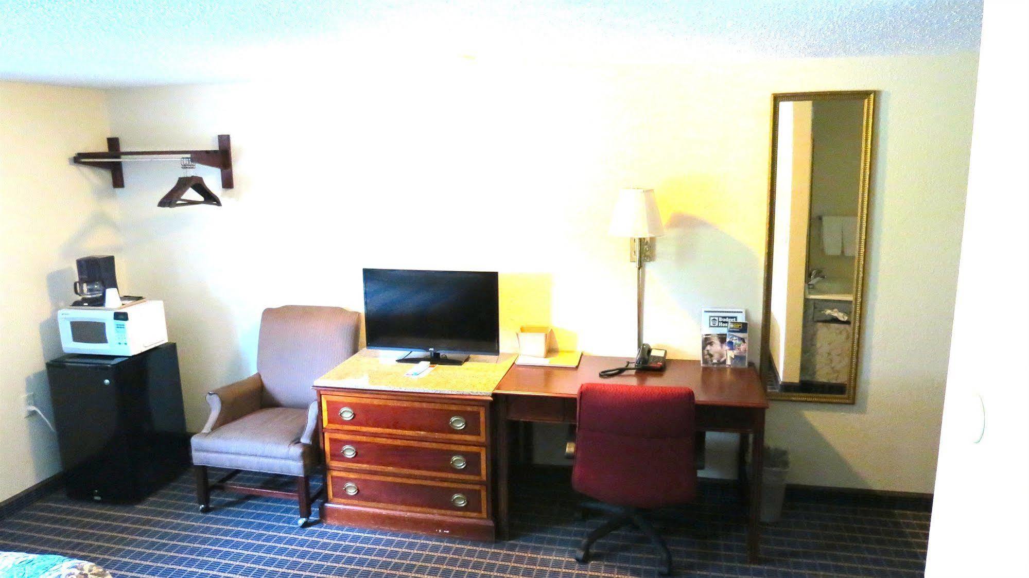 Budget Host Airport Inn Waterville Bagian luar foto
